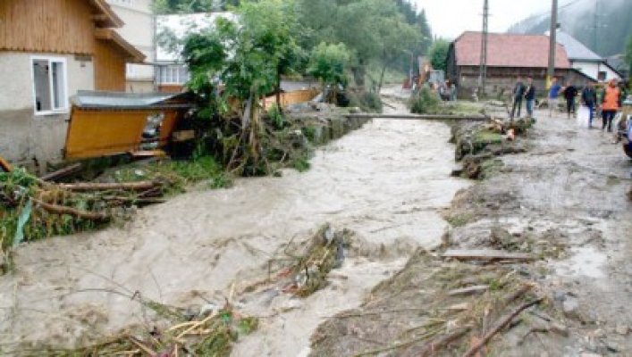Prăpăd în Oltenia: mii de oameni afectaţi de inundaţii